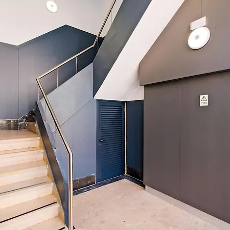 Lovely Studio, Fully Equipped & Near Subway N7 Апартаменти Лісабон